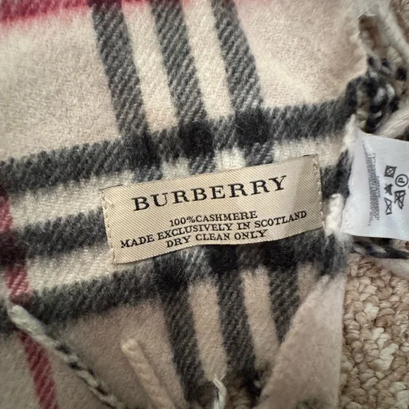 Burberry Classic Fringe 100% Cashmere Scarf - Picture 4 of 6